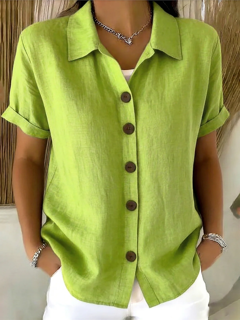 Vista laterale di una camicia classica a bottoni verde, abbinata a capi casual