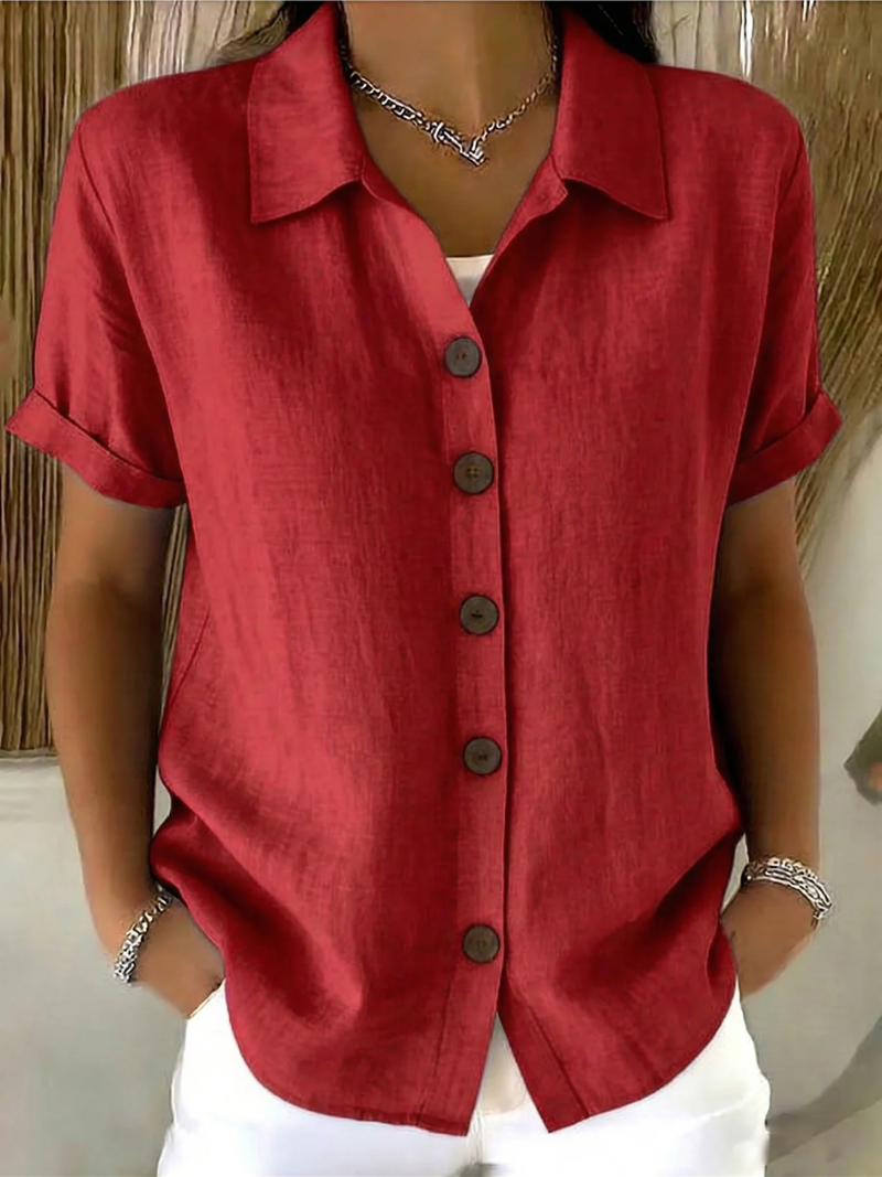 Vista posteriore di una camicia classica a bottoni rossa dal taglio semplice ed elegante