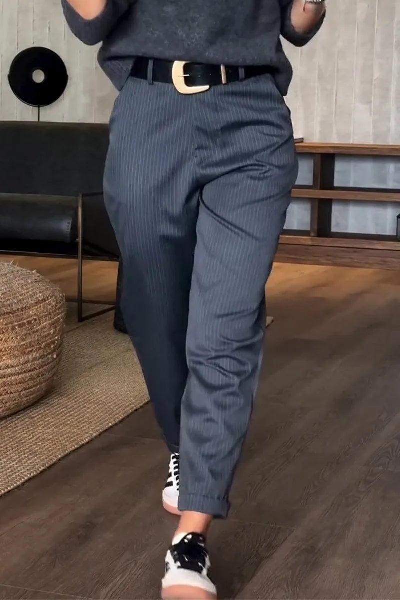 Pantaloni eleganti modellanti a righe indossati