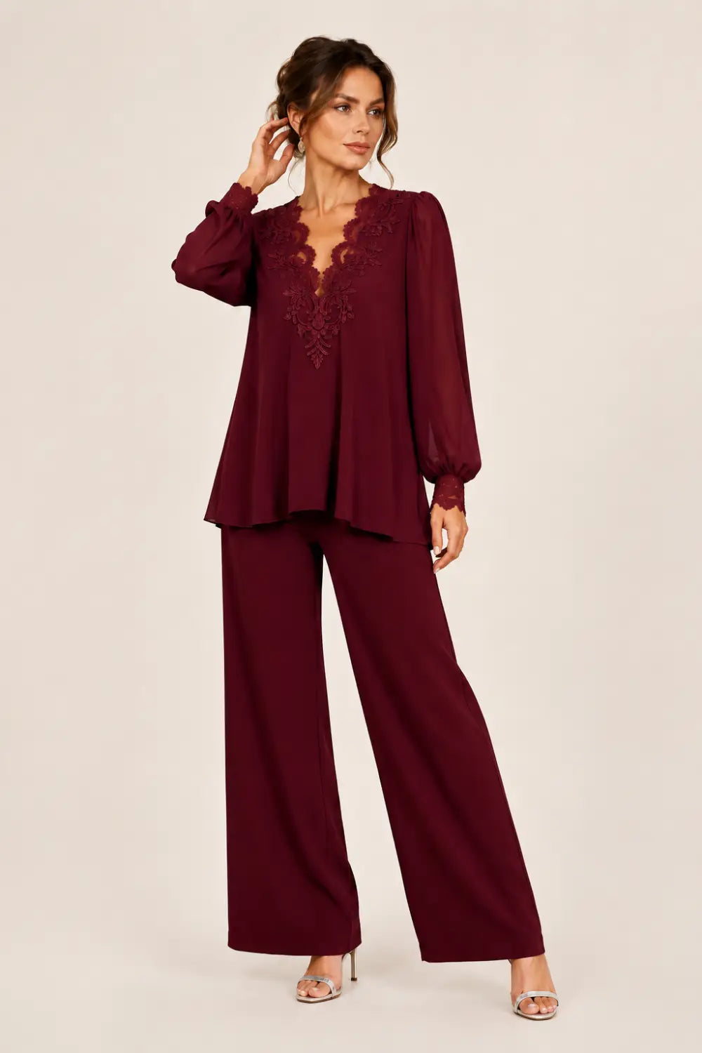 Completo In Chiffon A Strati Con Scollo A V E Pantaloni A Gamba Larga