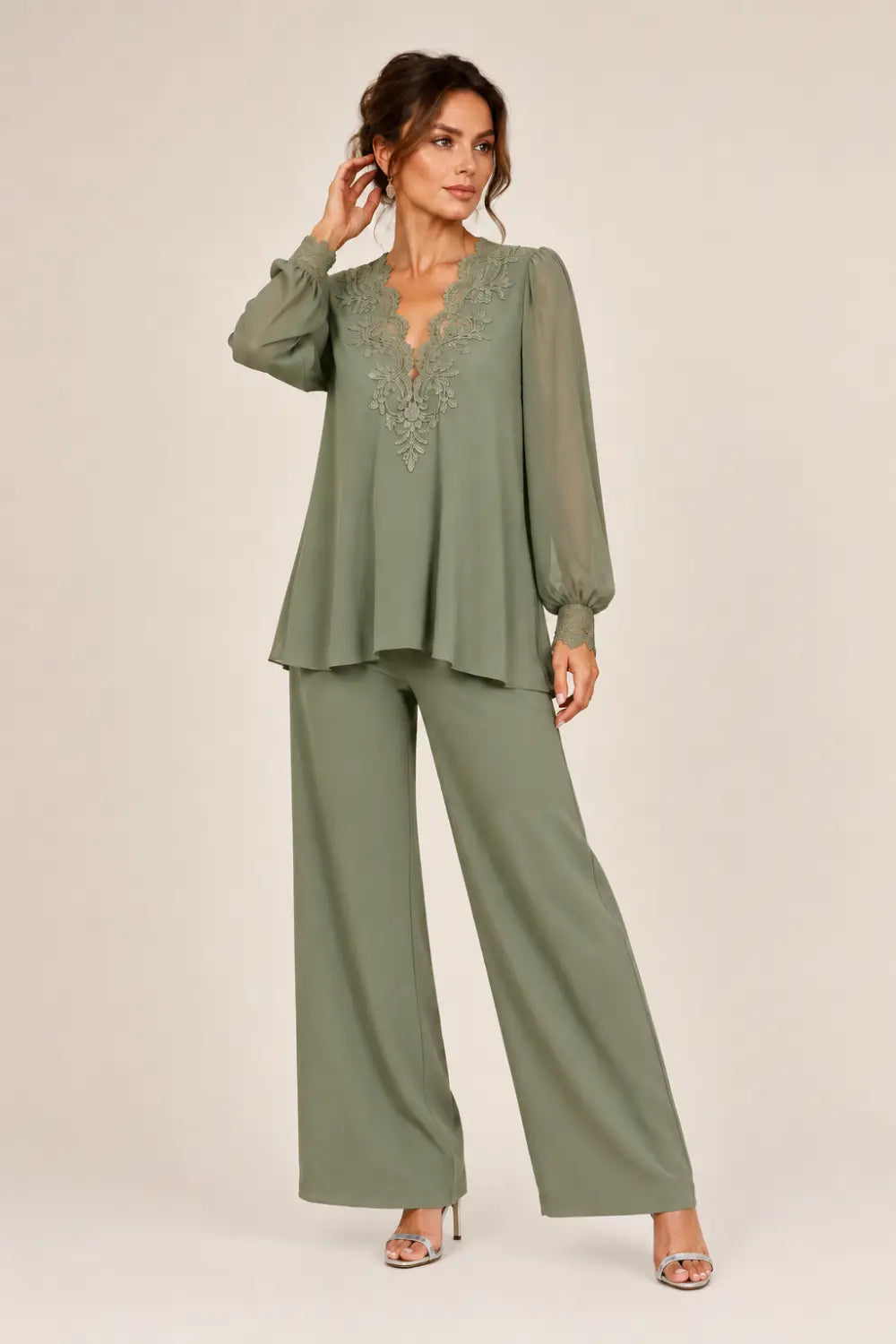 Completo In Chiffon A Strati Con Scollo A V E Pantaloni A Gamba Larga