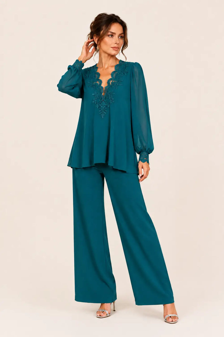 Completo In Chiffon A Strati Con Scollo A V E Pantaloni A Gamba Larga